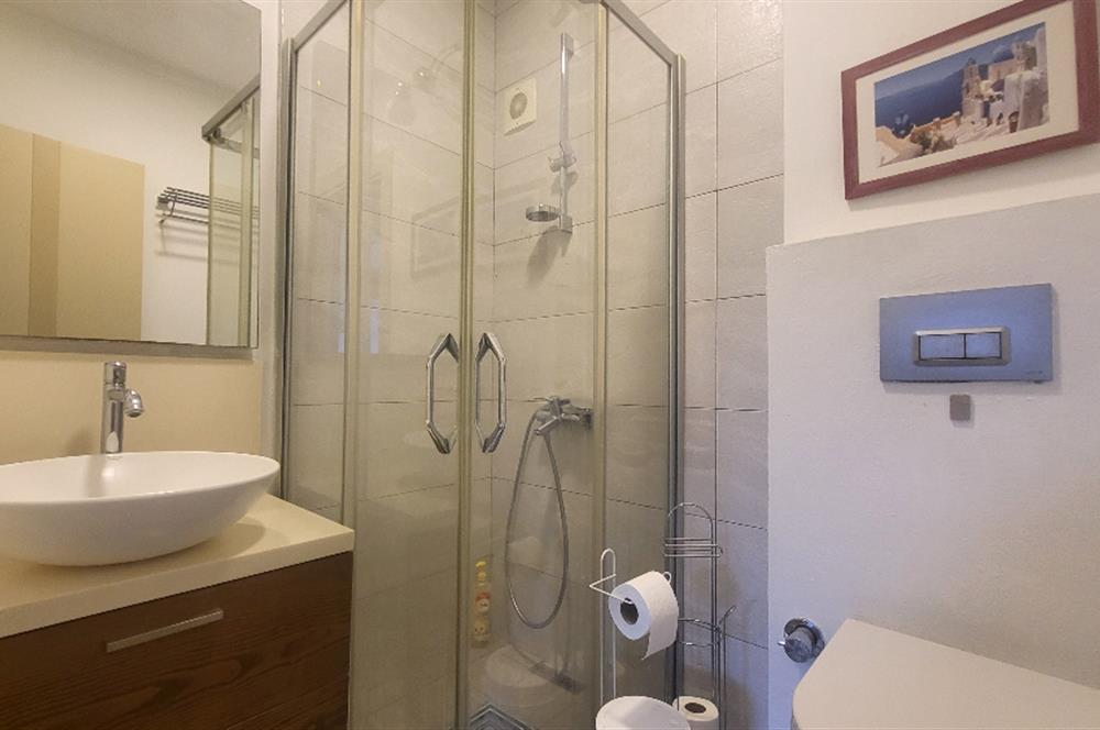 Yalıkavak Geriş'de Deniz Manzaralı Havuzlu 2+1 Yıllık Kiralık Daire