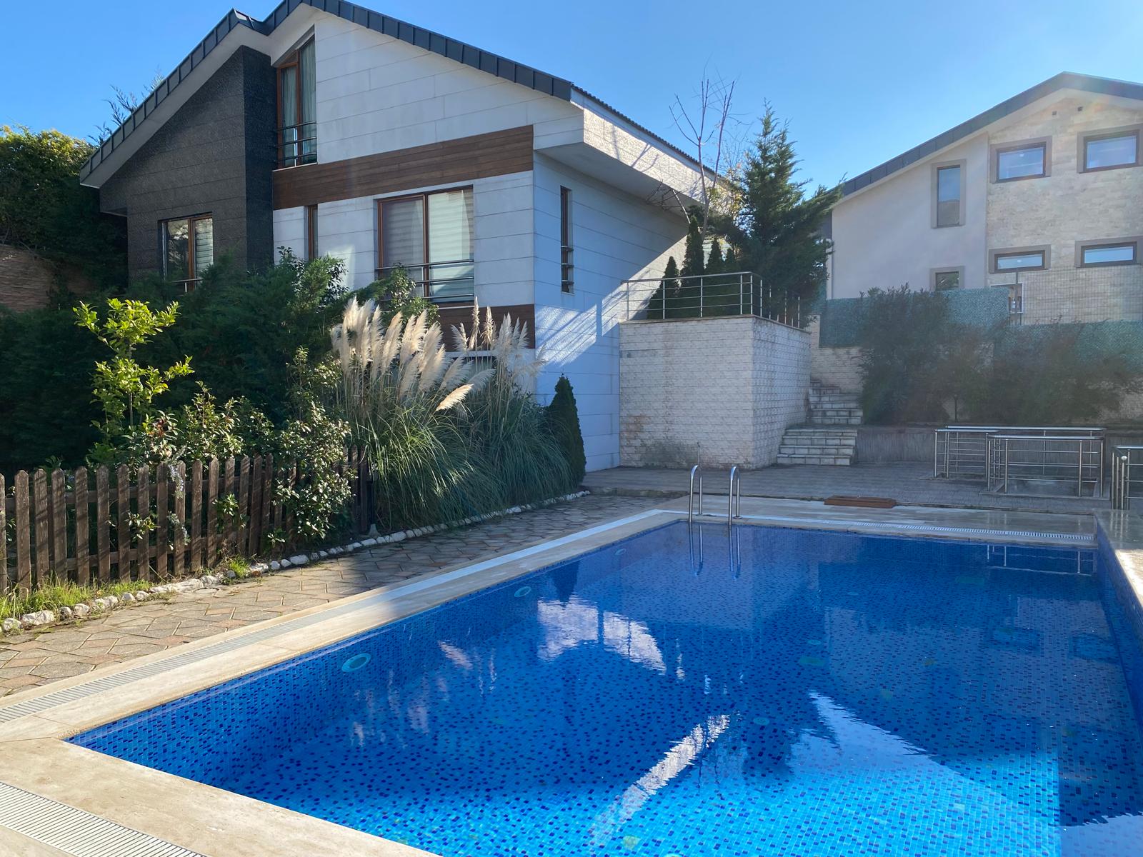 Uskumruköy'de Şerefiyesi Yüksek, Bahçeli Müstakil Villa