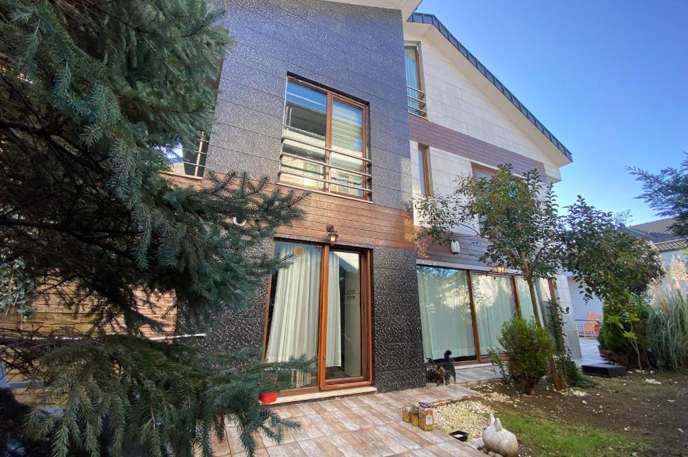 Uskumruköy'de Şerefiyesi Yüksek, Bahçeli Müstakil Villa
