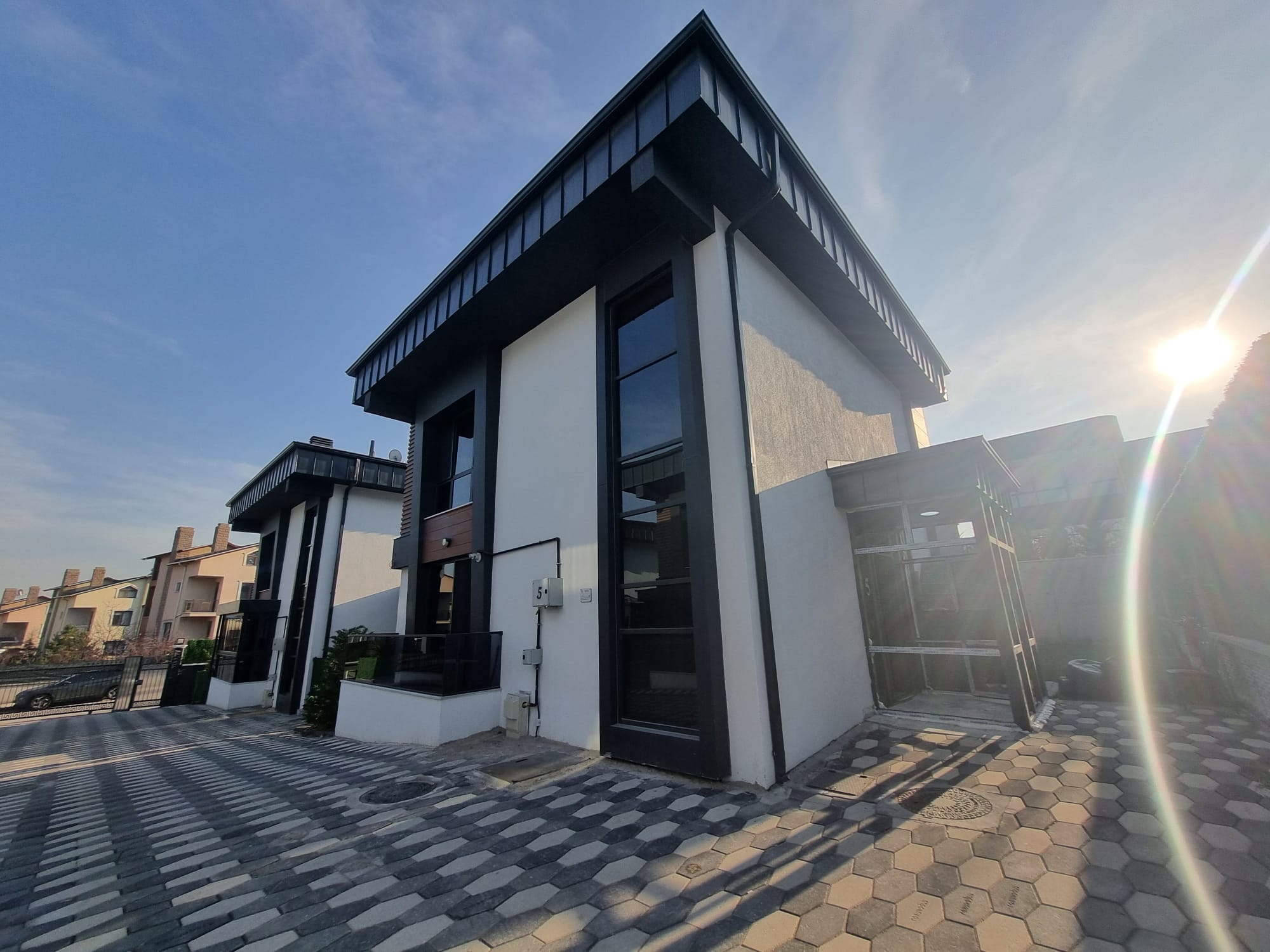 BAĞLICA'DA SİTE İÇİNDE GENİŞ BAHÇELİ SATILIK 3 KATLI 4+1 VİLLA