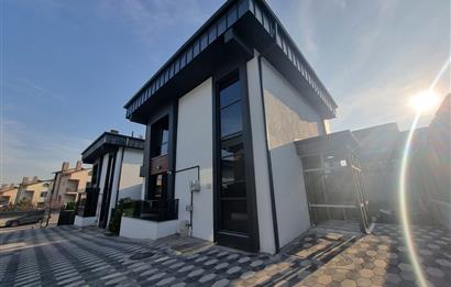 BAĞLICA'DA SİTE İÇİNDE GENİŞ BAHÇELİ SATILIK 3 KATLI 4+1 VİLLA