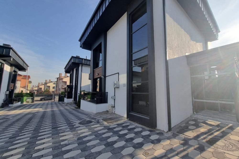 BAĞLICA'DA SİTE İÇİNDE GENİŞ BAHÇELİ SATILIK 3 KATLI 4+1 VİLLA