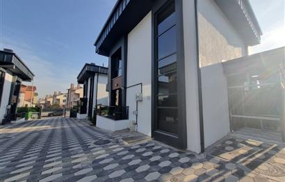 BAĞLICA'DA SİTE İÇİNDE GENİŞ BAHÇELİ SATILIK 3 KATLI 4+1 VİLLA