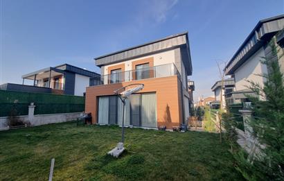 BAĞLICA'DA SİTE İÇİNDE GENİŞ BAHÇELİ SATILIK 3 KATLI 4+1 VİLLA