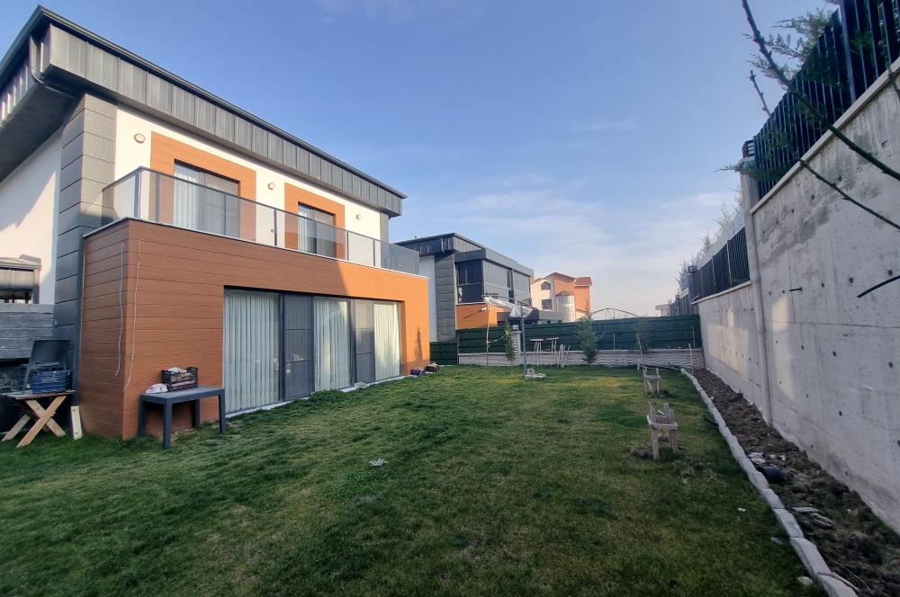 BAĞLICA'DA SİTE İÇİNDE GENİŞ BAHÇELİ SATILIK 3 KATLI 4+1 VİLLA