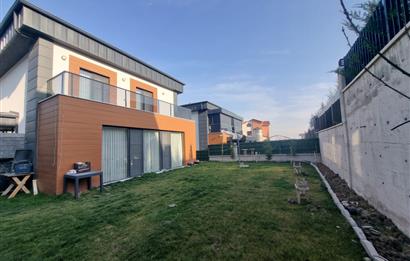 BAĞLICA'DA SİTE İÇİNDE GENİŞ BAHÇELİ SATILIK 3 KATLI 4+1 VİLLA