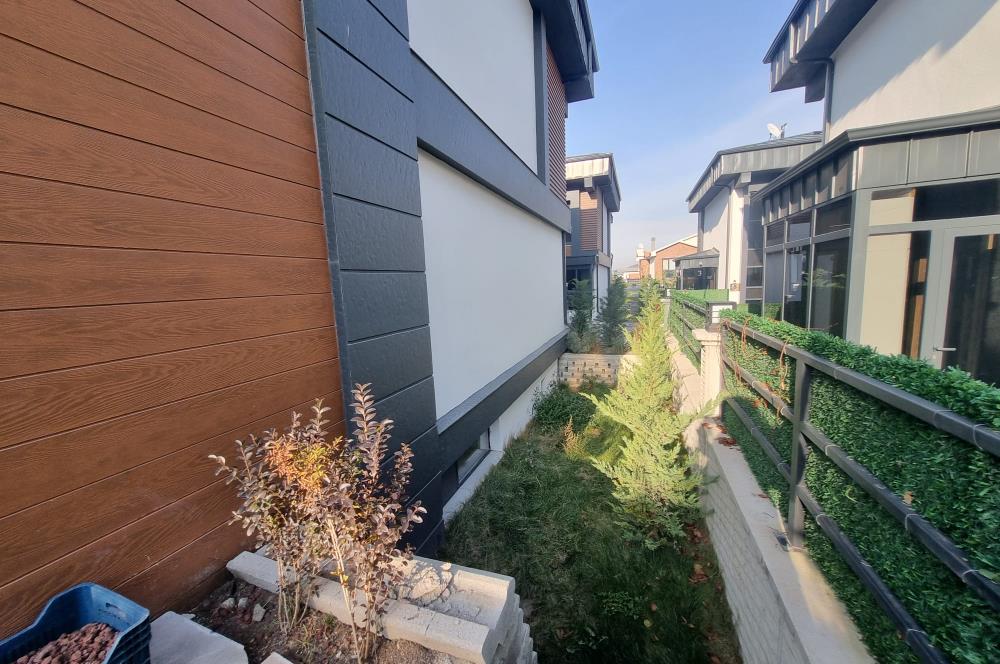 BAĞLICA'DA SİTE İÇİNDE GENİŞ BAHÇELİ SATILIK 3 KATLI 4+1 VİLLA