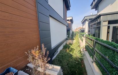 BAĞLICA'DA SİTE İÇİNDE GENİŞ BAHÇELİ SATILIK 3 KATLI 4+1 VİLLA