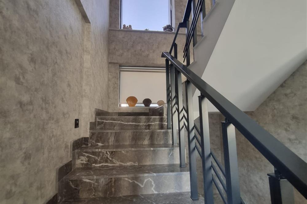 BAĞLICA'DA SİTE İÇİNDE GENİŞ BAHÇELİ SATILIK 3 KATLI 4+1 VİLLA