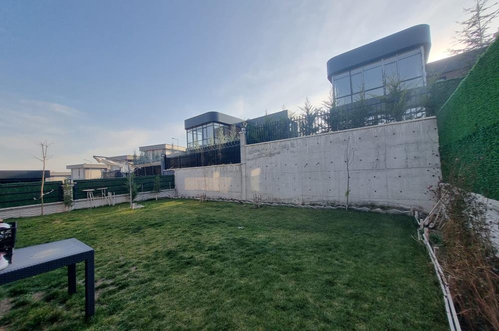 BAĞLICA'DA SİTE İÇİNDE GENİŞ BAHÇELİ SATILIK 3 KATLI 4+1 VİLLA