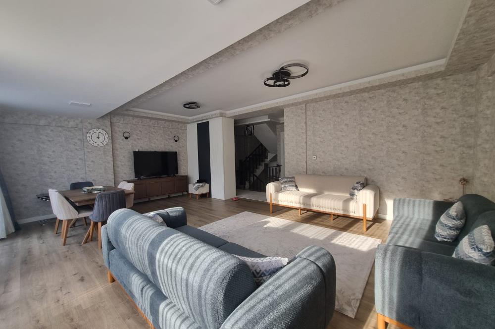 BAĞLICA'DA SİTE İÇİNDE GENİŞ BAHÇELİ SATILIK 3 KATLI 4+1 VİLLA