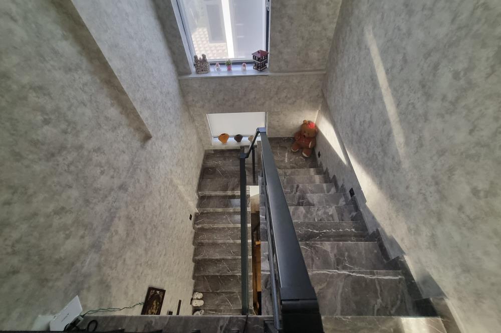 BAĞLICA'DA SİTE İÇİNDE GENİŞ BAHÇELİ SATILIK 3 KATLI 4+1 VİLLA