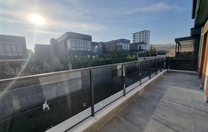 BAĞLICA'DA SİTE İÇİNDE GENİŞ BAHÇELİ SATILIK 3 KATLI 4+1 VİLLA