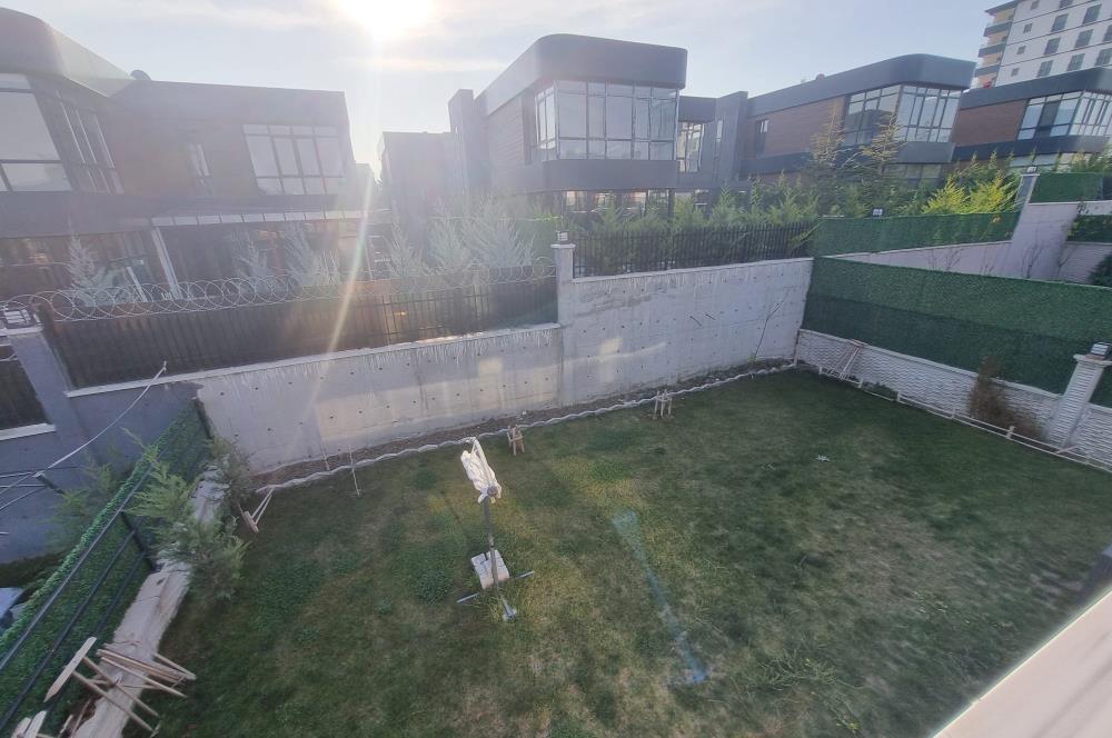 BAĞLICA'DA SİTE İÇİNDE GENİŞ BAHÇELİ SATILIK 3 KATLI 4+1 VİLLA