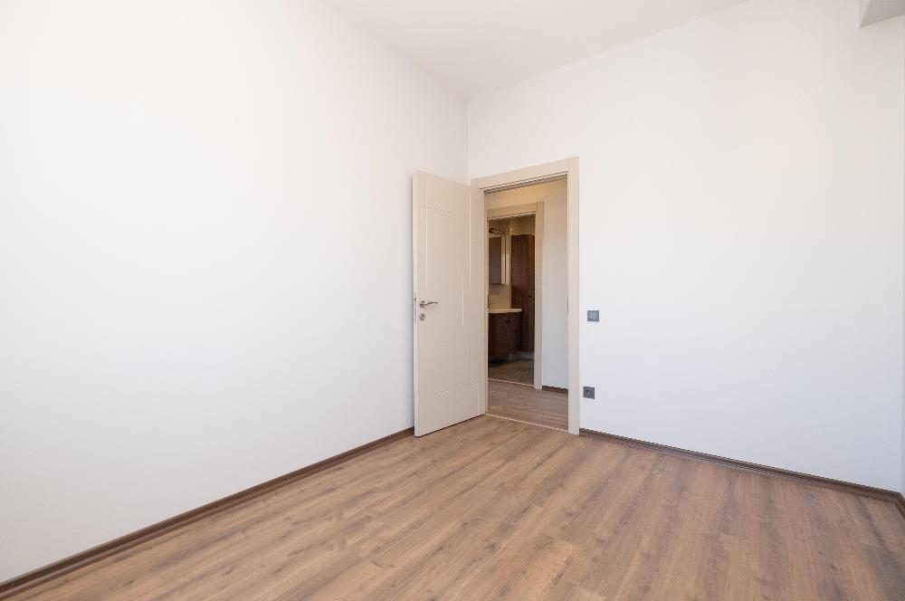 YALI MAHALLESİ'NDE 3+1 90m2 8.KAT OTOPARKLI LÜKS SIFIR DAİRE