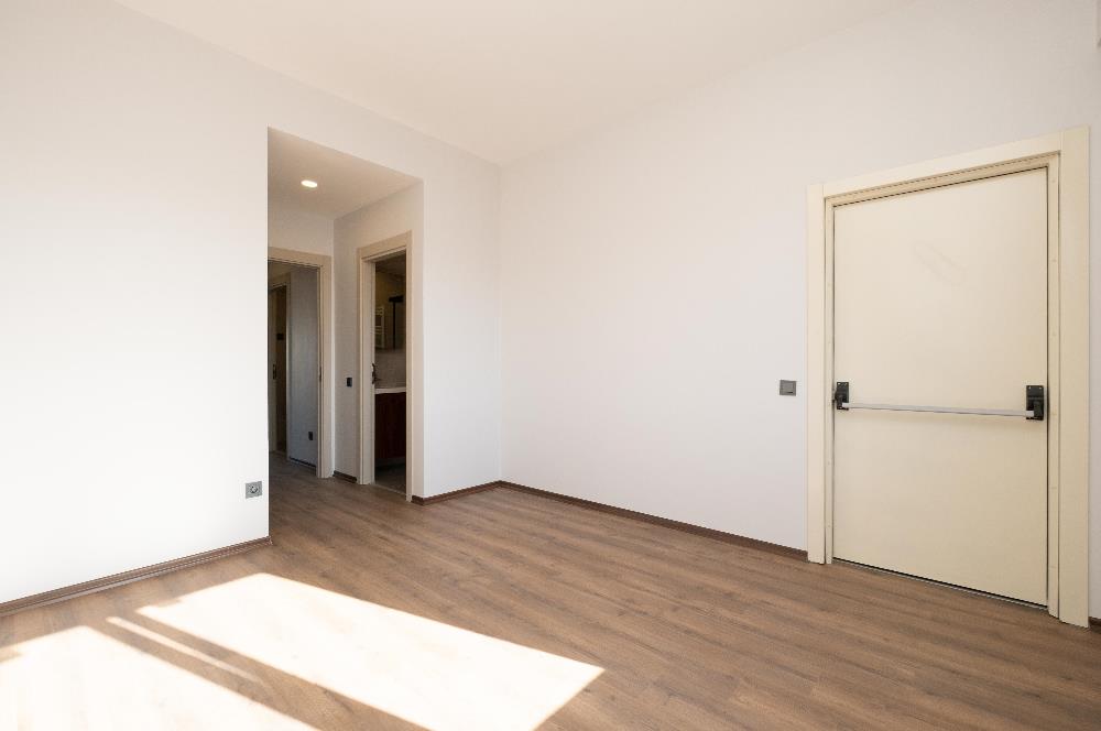 YALI MAHALLESİ'NDE 3+1 90m2 8.KAT OTOPARKLI LÜKS SIFIR DAİRE