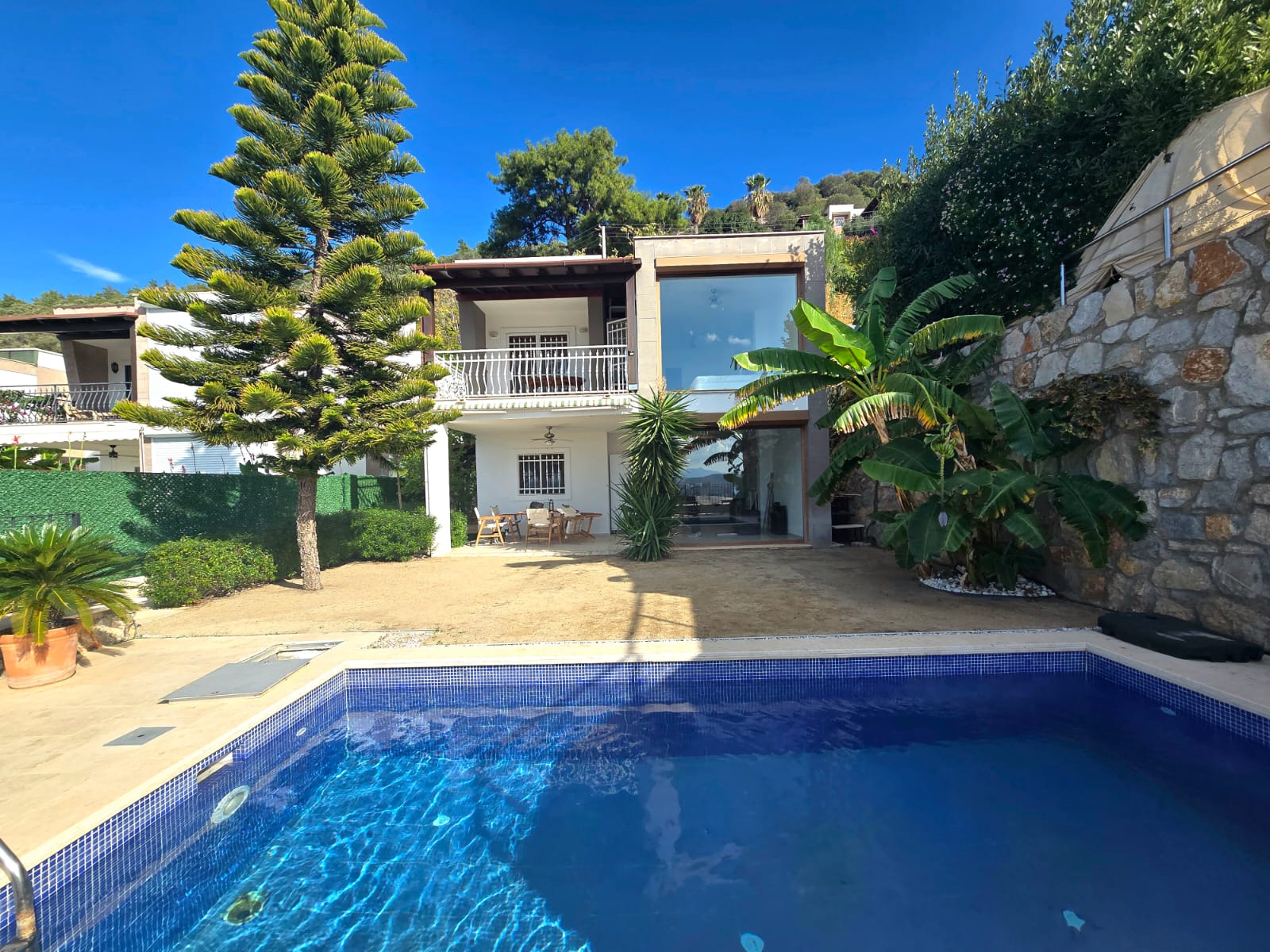 BODRUM MERKEZ KALE DENİZ MANZARALI 6+1 SATILIK HAVUZLU VİLLA