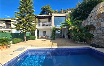 BODRUM MERKEZ KALE DENİZ MANZARALI 6+1 SATILIK HAVUZLU VİLLA