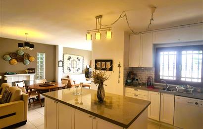 BODRUM MERKEZDE KALE MANZARALI EŞYALI EŞYASIZ 6+1 KİRALIK VİLLA