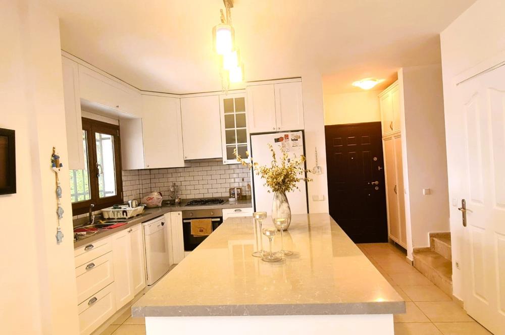 BODRUM MERKEZ KALE DENİZ MANZARALI 6+1 SATILIK HAVUZLU VİLLA