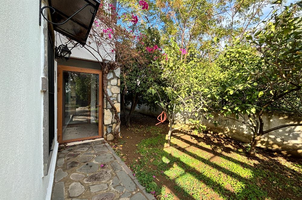 BODRUM KADIKALESİNDE DENİZE YÜRÜME MESAFESİNDE MEYVE AĞAÇLARI İÇERİSİNDE  MÜSTAKİL VİLLA