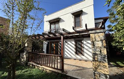 BODRUM KADIKALESİNDE DENİZE YÜRÜME MESAFESİNDE MEYVE AĞAÇLARI İÇERİSİNDE  MÜSTAKİL VİLLA