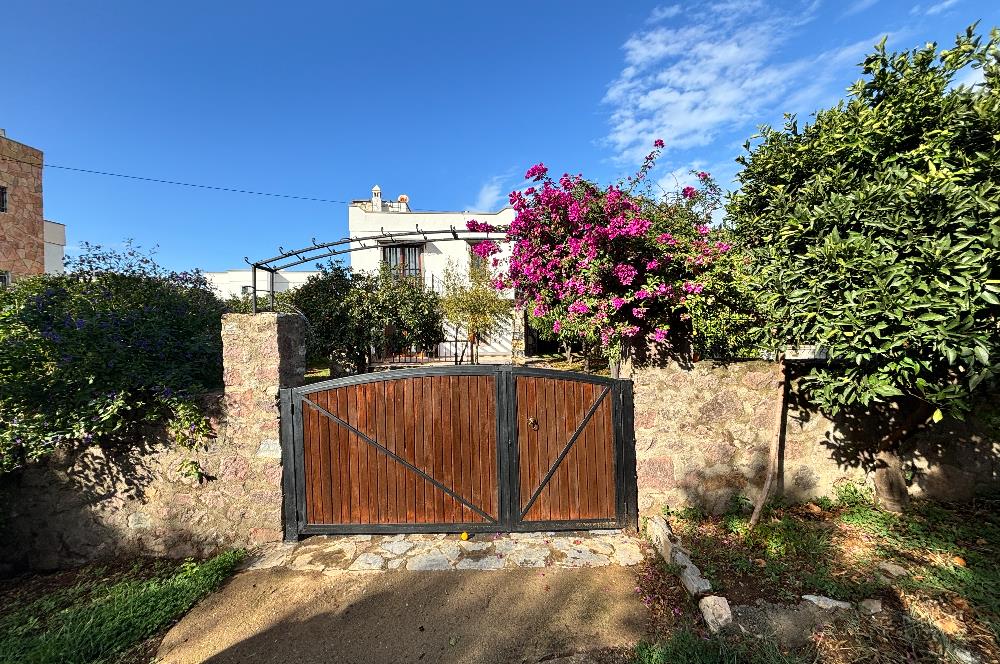 BODRUM KADIKALESİNDE DENİZE YÜRÜME MESAFESİNDE MEYVE AĞAÇLARI İÇERİSİNDE  MÜSTAKİL VİLLA
