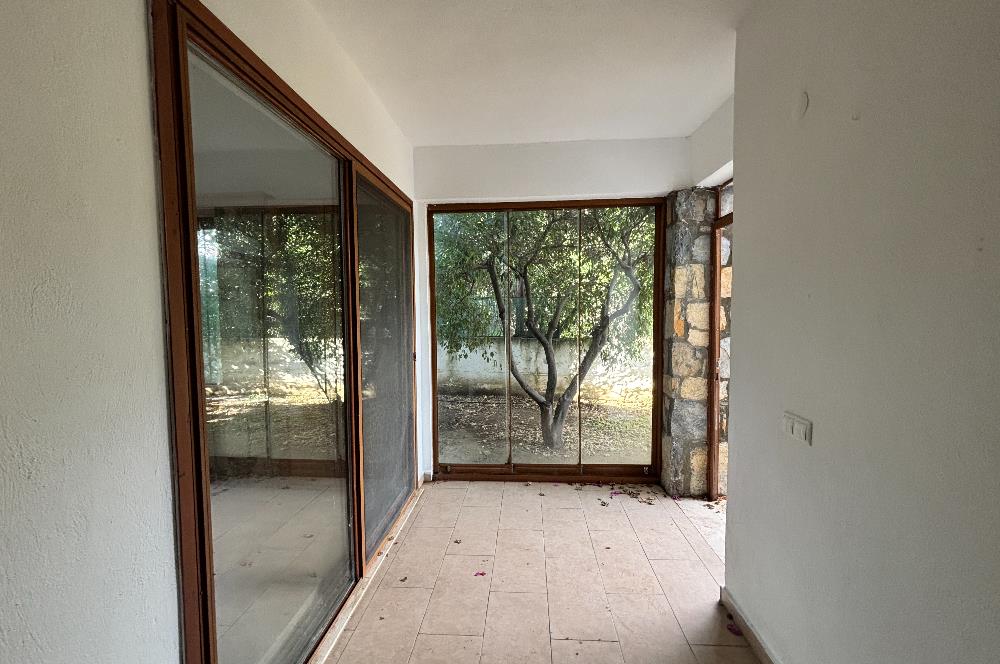 BODRUM KADIKALESİNDE DENİZE YÜRÜME MESAFESİNDE MEYVE AĞAÇLARI İÇERİSİNDE  MÜSTAKİL VİLLA