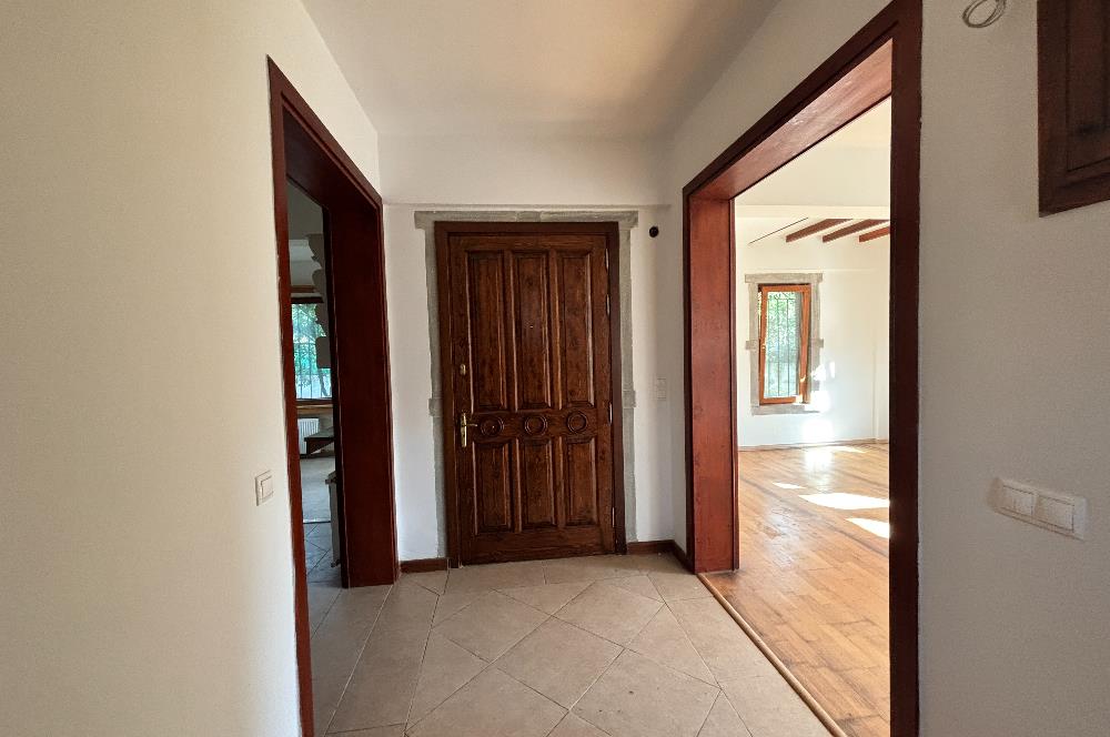 BODRUM KADIKALESİNDE DENİZE YÜRÜME MESAFESİNDE MEYVE AĞAÇLARI İÇERİSİNDE  MÜSTAKİL VİLLA