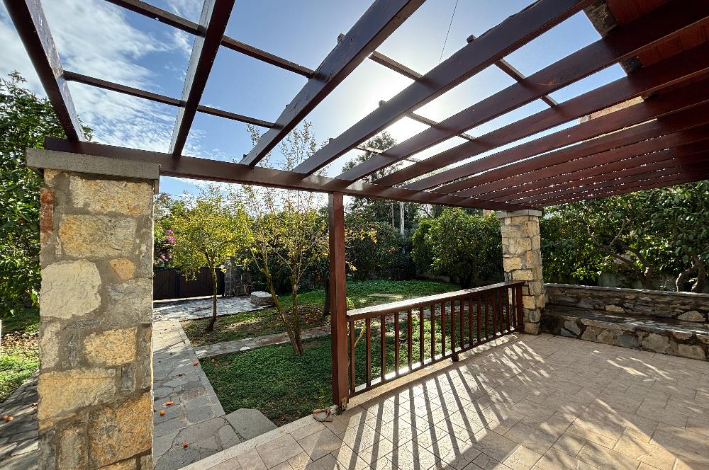 BODRUM KADIKALESİNDE DENİZE YÜRÜME MESAFESİNDE MEYVE AĞAÇLARI İÇERİSİNDE  MÜSTAKİL VİLLA