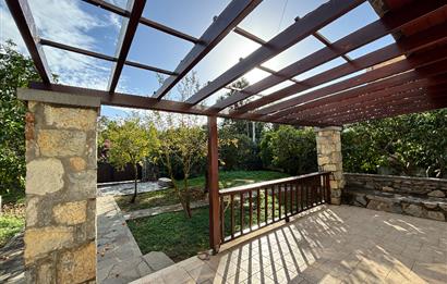 BODRUM KADIKALESİNDE DENİZE YÜRÜME MESAFESİNDE MEYVE AĞAÇLARI İÇERİSİNDE  MÜSTAKİL VİLLA