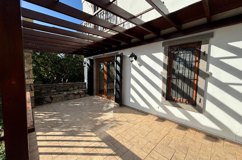 BODRUM KADIKALESİNDE DENİZE YÜRÜME MESAFESİNDE MEYVE AĞAÇLARI İÇERİSİNDE  MÜSTAKİL VİLLA