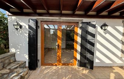 BODRUM KADIKALESİNDE DENİZE YÜRÜME MESAFESİNDE MEYVE AĞAÇLARI İÇERİSİNDE  MÜSTAKİL VİLLA