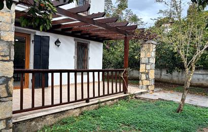 BODRUM KADIKALESİNDE DENİZE YÜRÜME MESAFESİNDE MEYVE AĞAÇLARI İÇERİSİNDE  MÜSTAKİL VİLLA