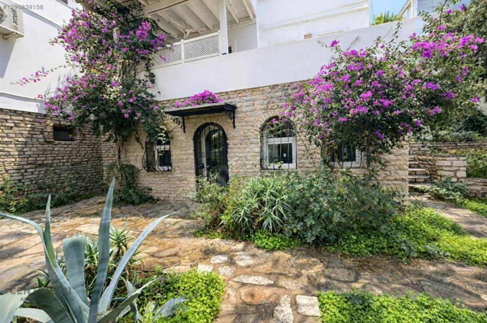 Bodrum Eskiçeşmede, Marinaya Yürüme Mesafesinde Bahçe Katı