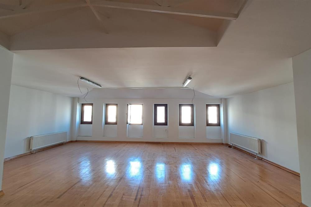 İSTİKLAL CADDESİ ÜZERİNDE TARİHİ BİNADA TOPLAM 3KAT KİRALIK OFİS