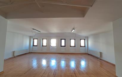 İSTİKLAL CADDESİ ÜZERİNDE TARİHİ BİNADA TOPLAM 3KAT KİRALIK OFİS