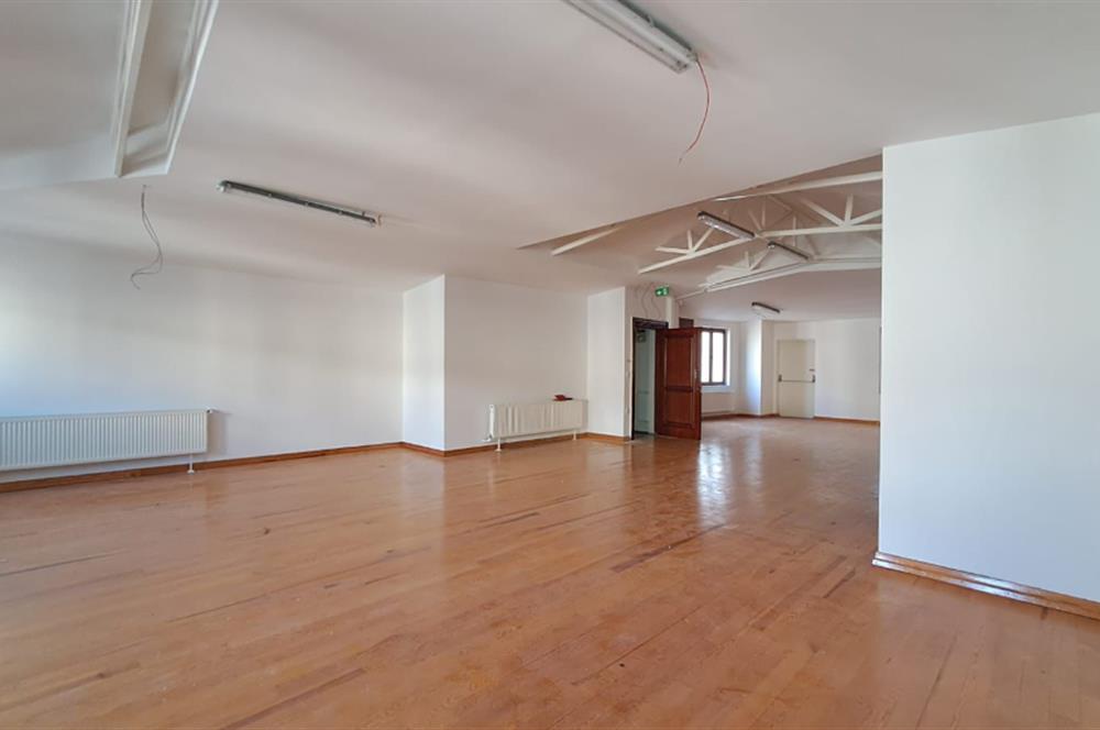 İSTİKLAL CADDESİ ÜZERİNDE TARİHİ BİNADA TOPLAM 3KAT KİRALIK OFİS