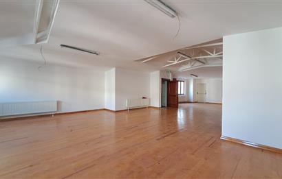 İSTİKLAL CADDESİ ÜZERİNDE TARİHİ BİNADA TOPLAM 3KAT KİRALIK OFİS