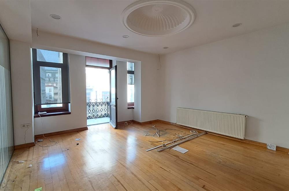 İSTİKLAL CADDESİ ÜZERİNDE TARİHİ BİNADA TOPLAM 3KAT KİRALIK OFİS