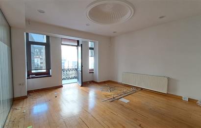 İSTİKLAL CADDESİ ÜZERİNDE TARİHİ BİNADA TOPLAM 3KAT KİRALIK OFİS
