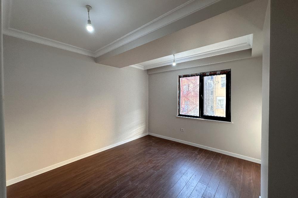 BAKIRKÖY SAHİLİNE 300 METRE KAPALI OTOPARKLI SIFIR SATILIK 3+1 