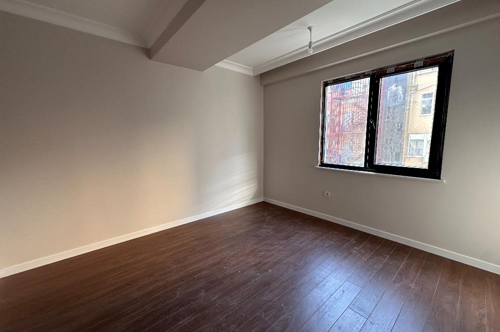 BAKIRKÖY SAHİLİNE 300 METRE KAPALI OTOPARKLI SIFIR SATILIK 3+1 