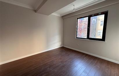 BAKIRKÖY SAHİLİNE 300 METRE KAPALI OTOPARKLI SIFIR SATILIK 3+1 