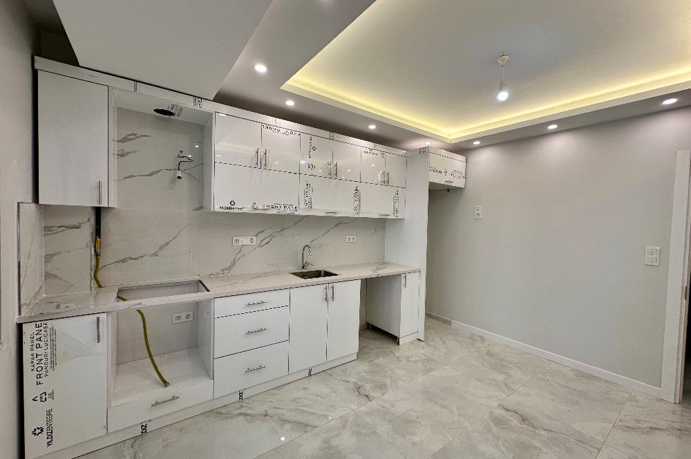 BAKIRKÖY SAHİLİNE 300 METRE KAPALI OTOPARKLI SIFIR SATILIK 3+1 