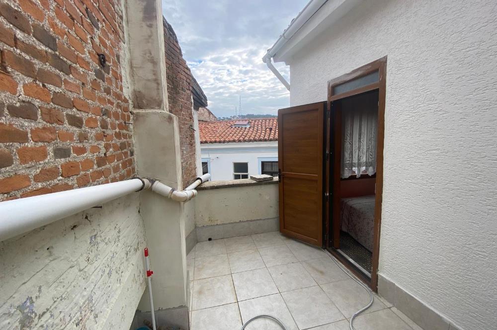 C21 BAL’DAN AYVALIK’TA SATILIK 3 KATLI RUM EVİ 