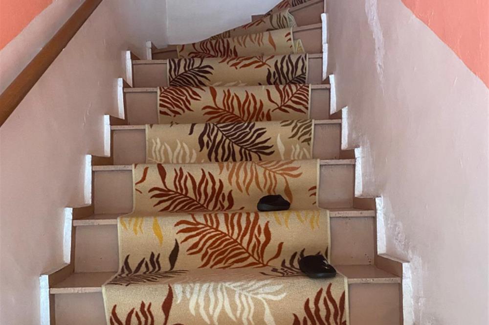 C21 BAL’DAN AYVALIK’TA SATILIK 3 KATLI RUM EVİ 