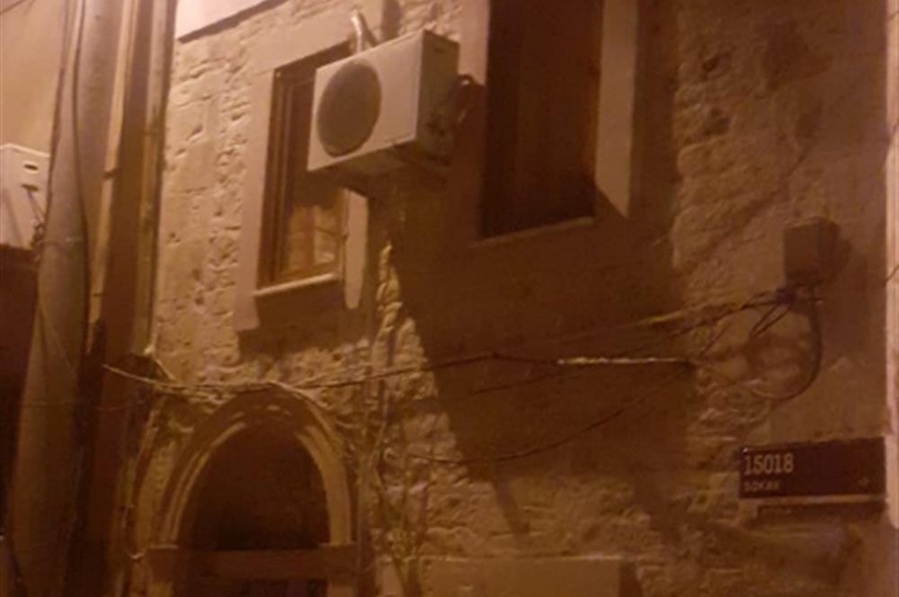 C21 BAL’DAN AYVALIK’TA SATILIK 3 KATLI RUM EVİ 