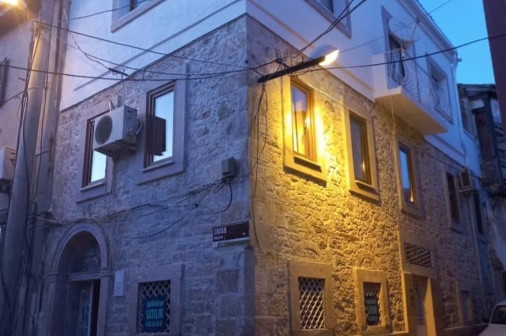C21 BAL’DAN AYVALIK’TA SATILIK 3 KATLI RUM EVİ 