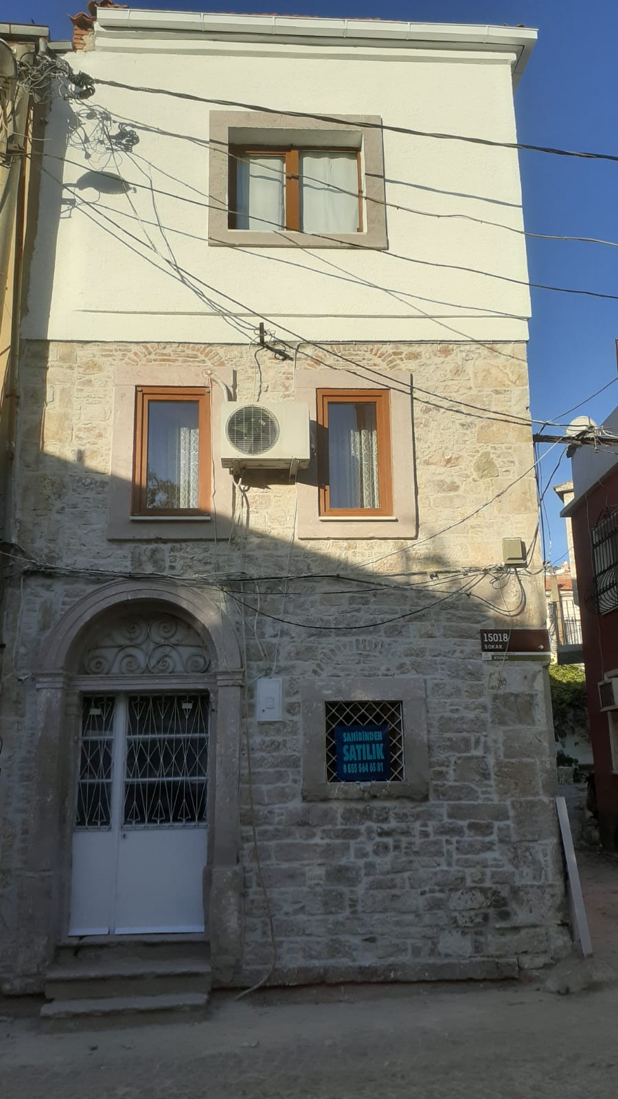 C21 BAL’DAN AYVALIK’TA SATILIK 3 KATLI RUM EVİ 